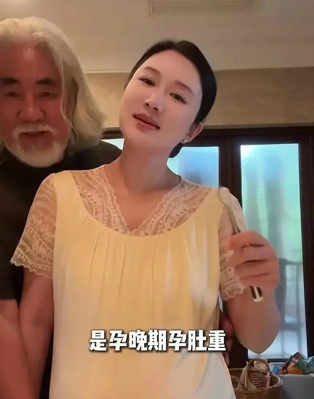 73岁张纪中为老婆涂妊娠油，杜星霖每天喝燕窝住别墅，怀4胎表示还愿生