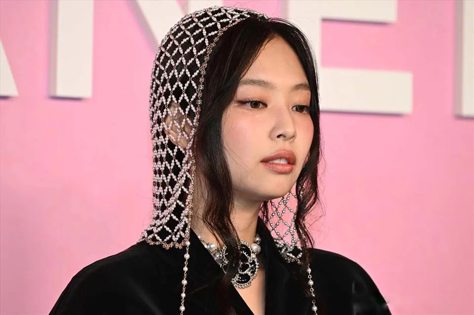 Jennie承认在室内抽烟，公开向大家道歉