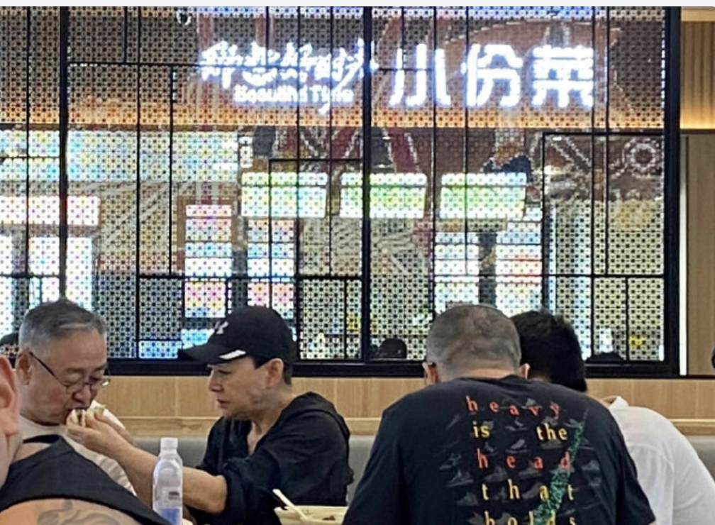 63岁宋丹丹现状：一家人北戴河出游，宋丹丹给老伴喂食品  第5张