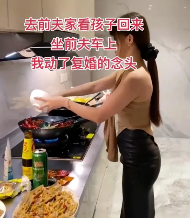 女子听了闺蜜的话，坚决和老公离婚，婚后生活不如意，回前夫家却发现闺蜜在厨房忙碌：后悔了