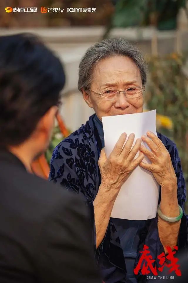 《流金岁月》里的蒋南孙奶奶，2年后又演《底线》，惊艳了5分钟