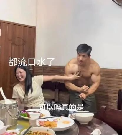 广东一男子，在饭店秀肌肉，女子露出少女般羞涩：摸一下，可以打折  第4张