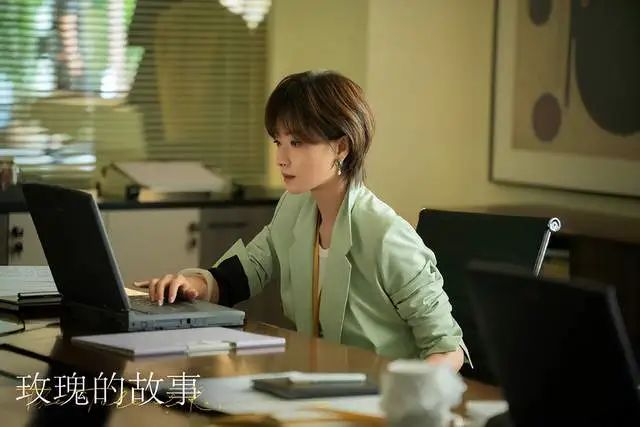 女演员长相很重要，《玫瑰的故事》42岁的万茜和40岁的朱珠同框，才懂啥叫骨相和绝美仪态  第2张