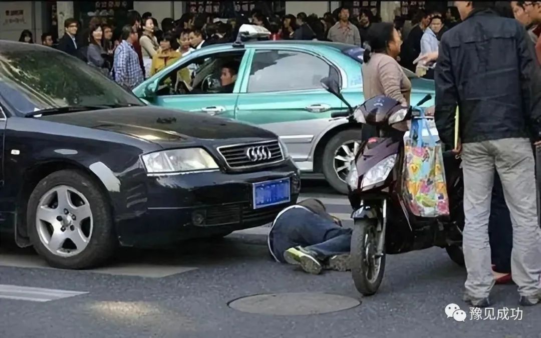 “他闯红灯，凭什么要我赔偿？”交警处罚引争议，车主当场翻脸  第1张