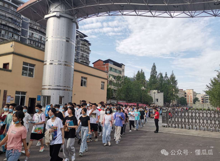 满分900，四川绵阳学霸考874分，查分现场超淡定，想考北大  第7张