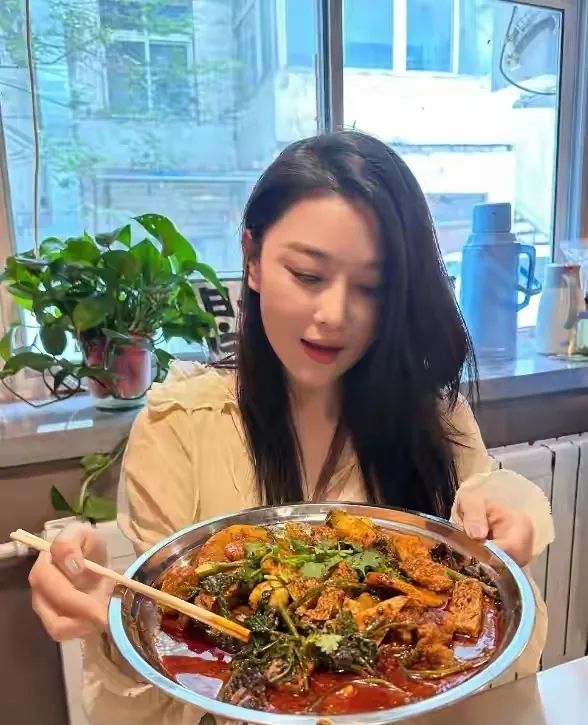 张馨予随何捷回婆家，仅2天吃胖5斤超强食欲惊人，网友：没怀孕吧