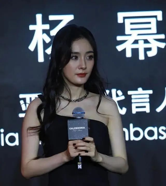 杨幂演农村妇女被狠批！穿破棉袄现身，皮肤太白没半点农村妇女样  第12张