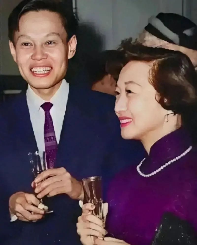 1951年，杨振宁一家三口在美国，杜致礼气质不凡，不愧是名将之女  第7张