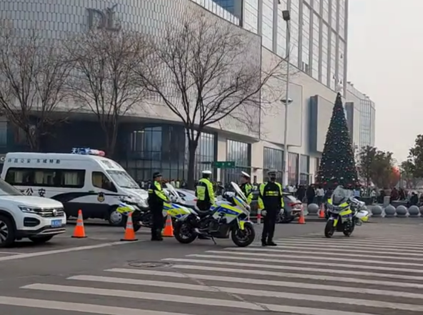 笑死了！胖东来超市初五营业当天，老板在超市劝架劝了一天  第4张