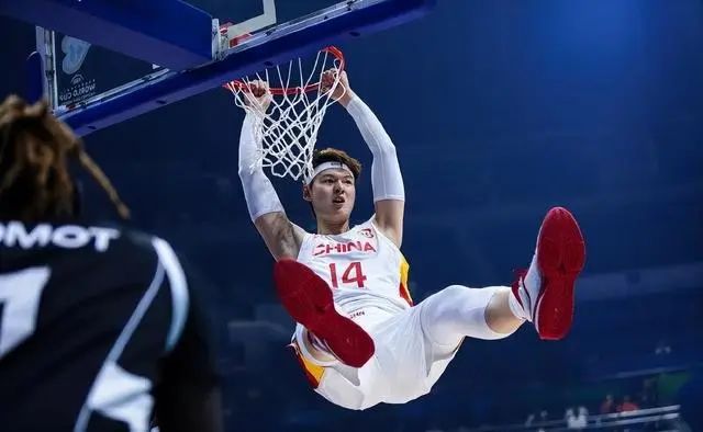 为什么王哲林被灰熊选中，8年也不登陆NBA？原因显而易见