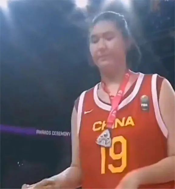 她想去美国打WNBA，现已被美国球探关注，外媒称她是“怪物”