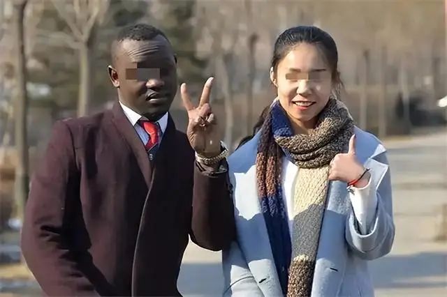 恬不知耻！女子竟和女儿学校的黑人外教偷情，被丈夫发现后，还嚣张威胁：再多说一句，就把你杀了！