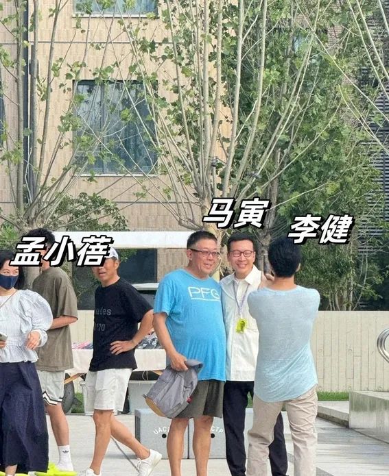 李健夫妇阿那亚看楼盘，小5岁妻子戴玉镯好优雅，选择丁克太遗憾