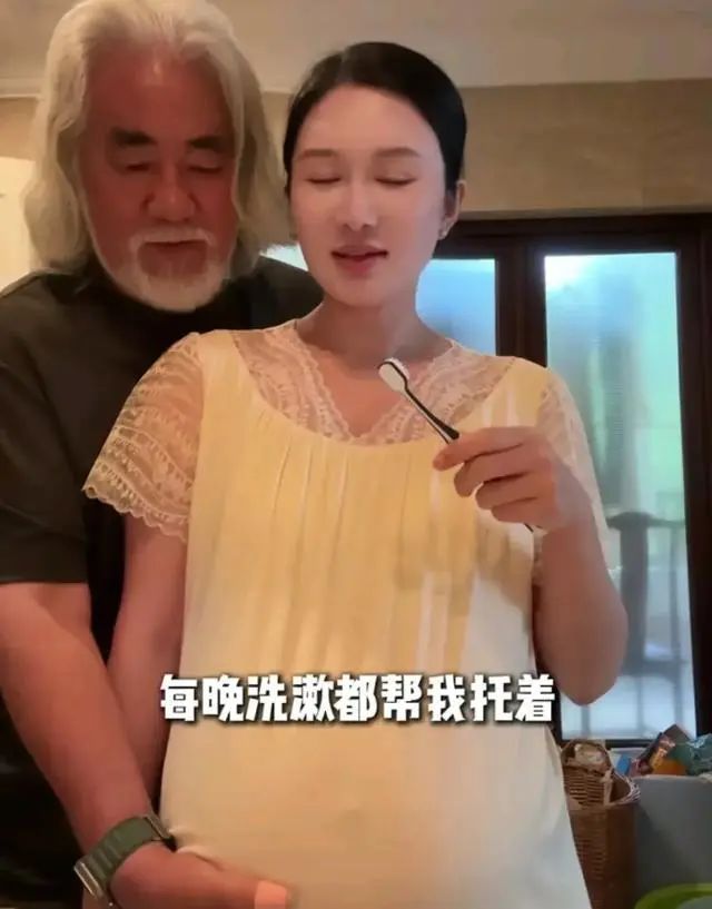 73岁张纪中为老婆涂妊娠油，杜星霖每天喝燕窝住别墅，怀4胎表示还愿生  第3张