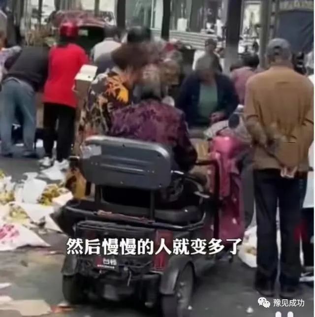 惊！水果摊无人看守30箱香蕉被抢光，老板：请的两人去睡觉了！  第4张