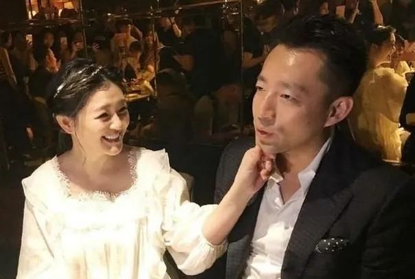 汪小菲和徐熙媛离婚时并没有闹僵，那时候女方离婚时先提出不要孩子的抚养权，只要探视权。所以汪小菲一直以为还能复婚，离婚协议里甚至