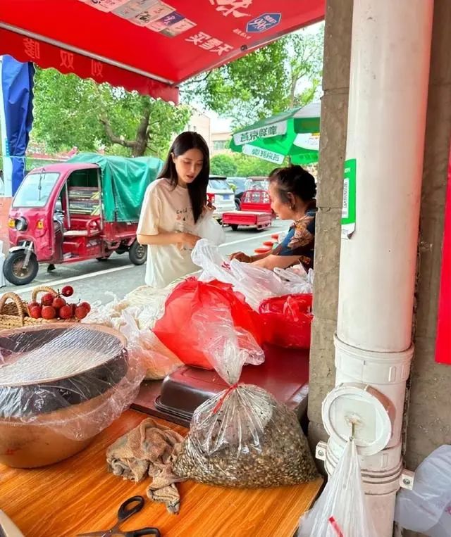 曾黎有多美？穿卡通T恤蒸荔枝，看到生图我直呼「200年一遇的美人」  第11张