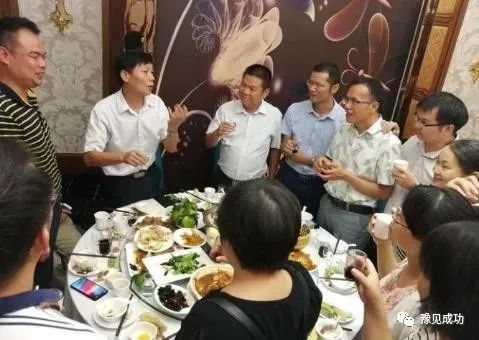 江苏8位同学宴请恩师，点了24道美食6瓶茅台，结账时集体“破防”  第2张