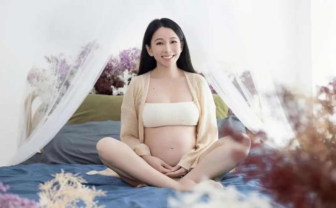 恭喜！41岁TVB知名女星高龄生女，未婚先孕结婚还不到半年  第10张