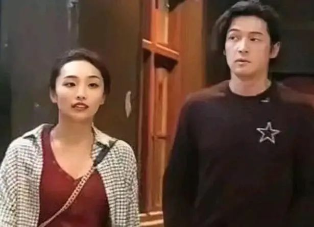 胡歌老婆正面照曝光：素人巴掌小脸很吸睛，胡歌还是很有福气的  第10张