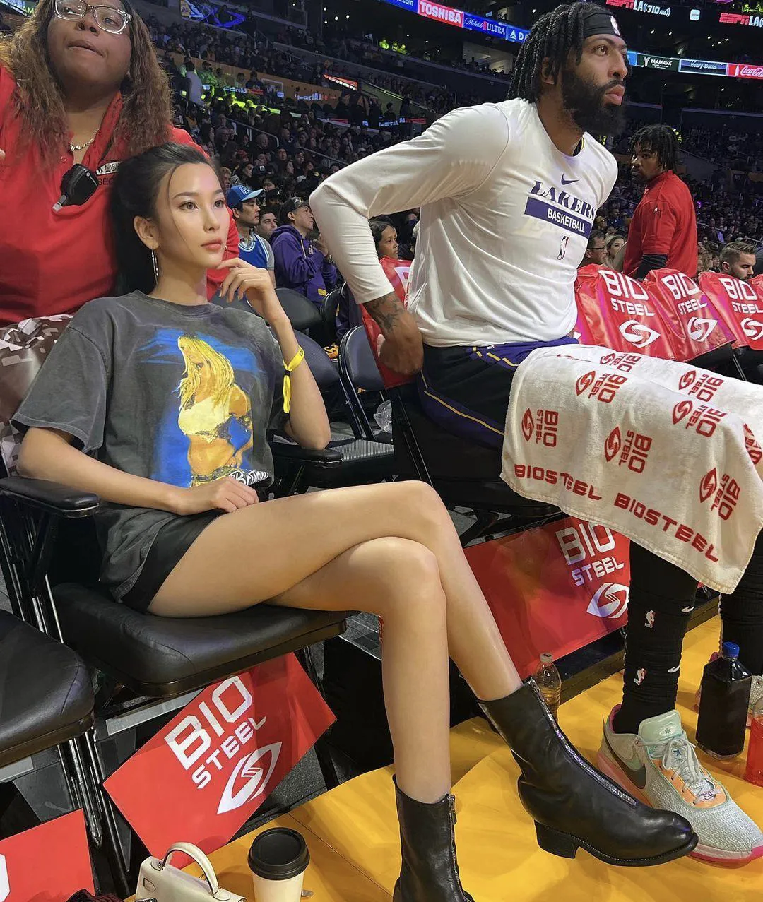 NBA最美球迷！完美大长腿，和詹娜同框一点也不输  第9张