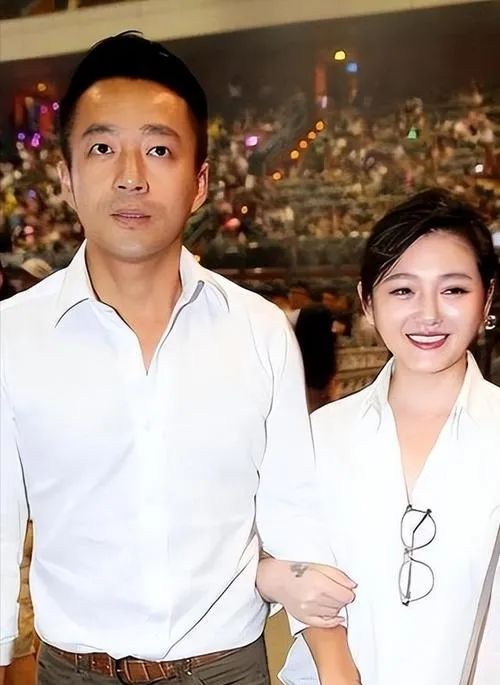 大S刷汪小菲的卡给光头具俊晔买鞋。那个女人还是狠，把地主家的傻儿子玩的一愣一愣的，看看大S的长相，就知道什么