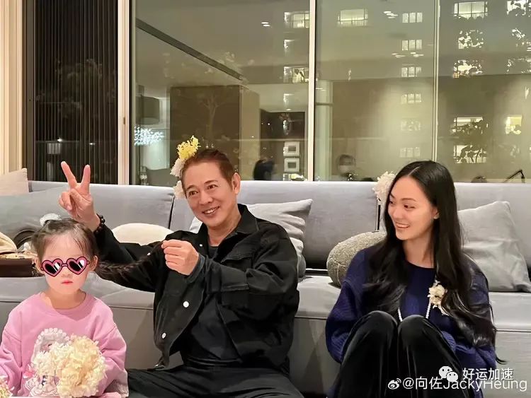 李连杰携大女儿现身香港，参加向佐家庭聚会，与小奶皇互动超温馨  第4张