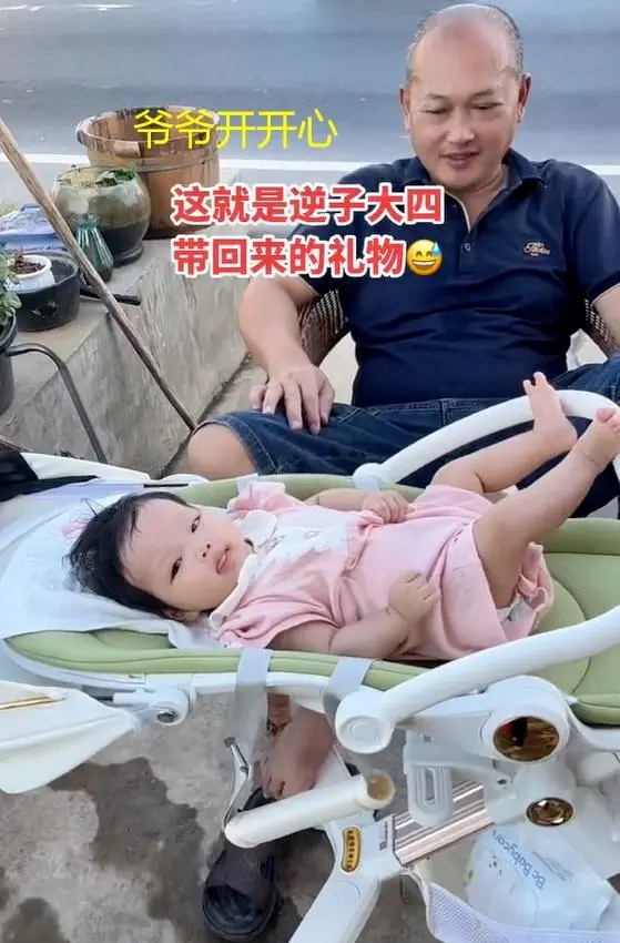 湖南一大四男生，带老婆和女儿回家，父母哭笑不得：儿媳也还在读书  第4张