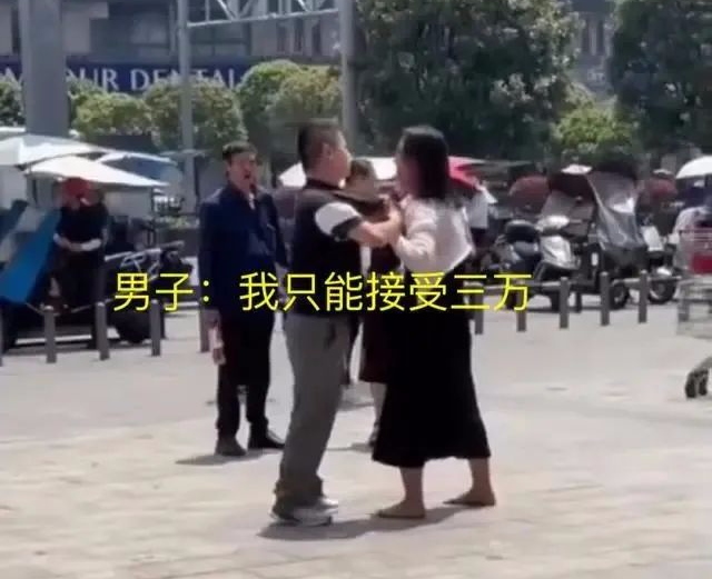 河南一男子，因10万彩礼当街分手，女子情绪失控打男友，男子：只能接受3万  第3张