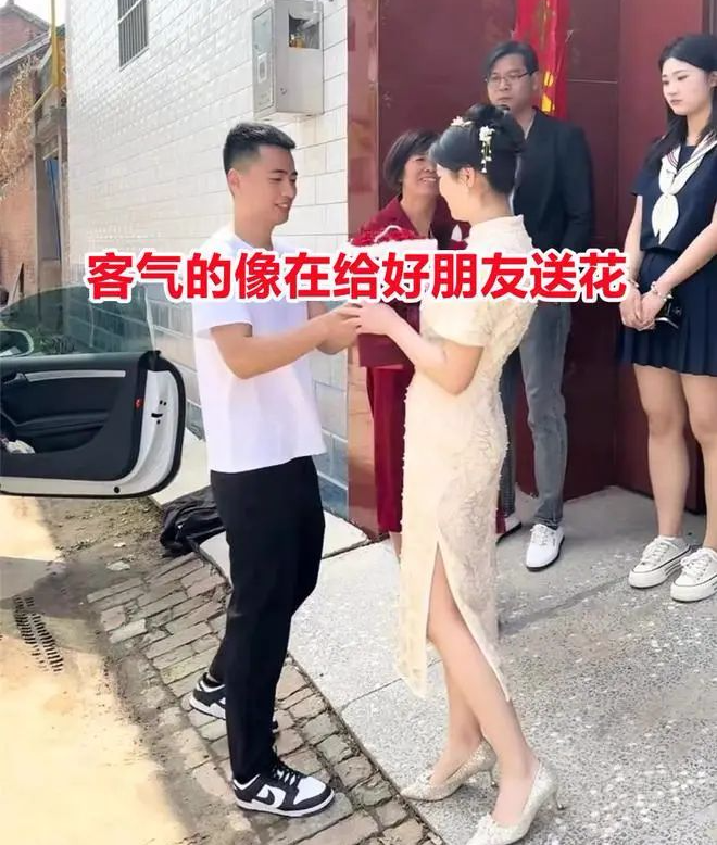 江苏，小伙订婚，当着家人不敢跟妻子太亲密，私下互动满眼都是宠溺  第2张