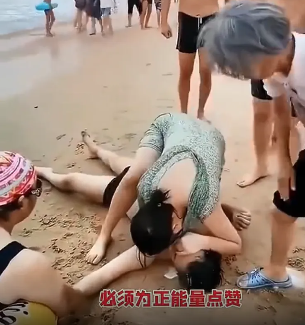 女子不顾形象，拼命救海边溺水者，网友：“不要脸，救个人还骑到身上去，都露出来了！”  第3张