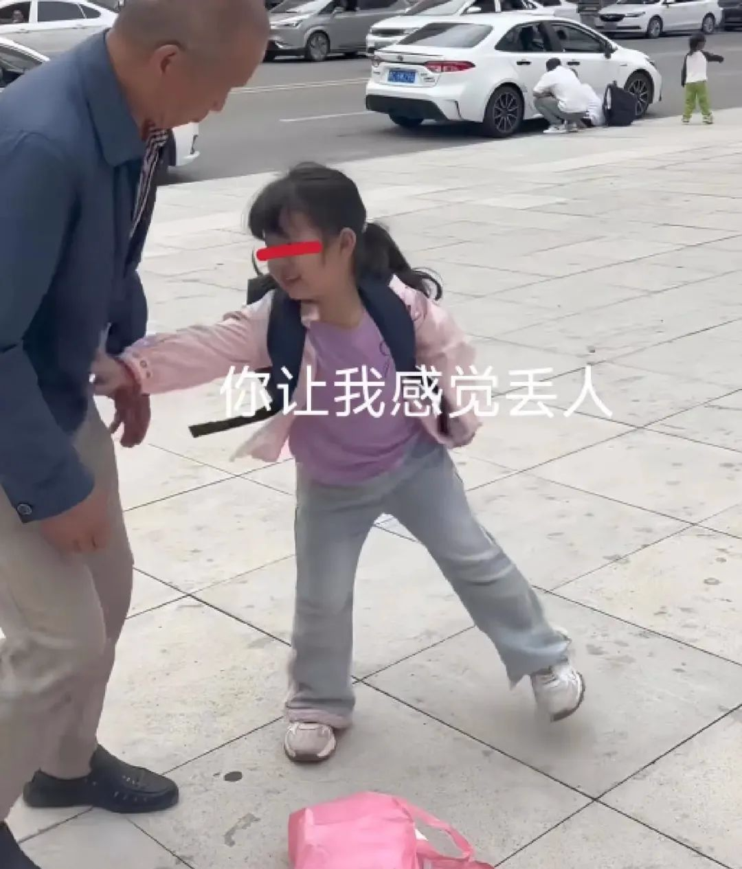 七旬男子接5岁女儿放学，孩子一脸嫌弃，拒绝认父：你让我觉得丢人  第3张