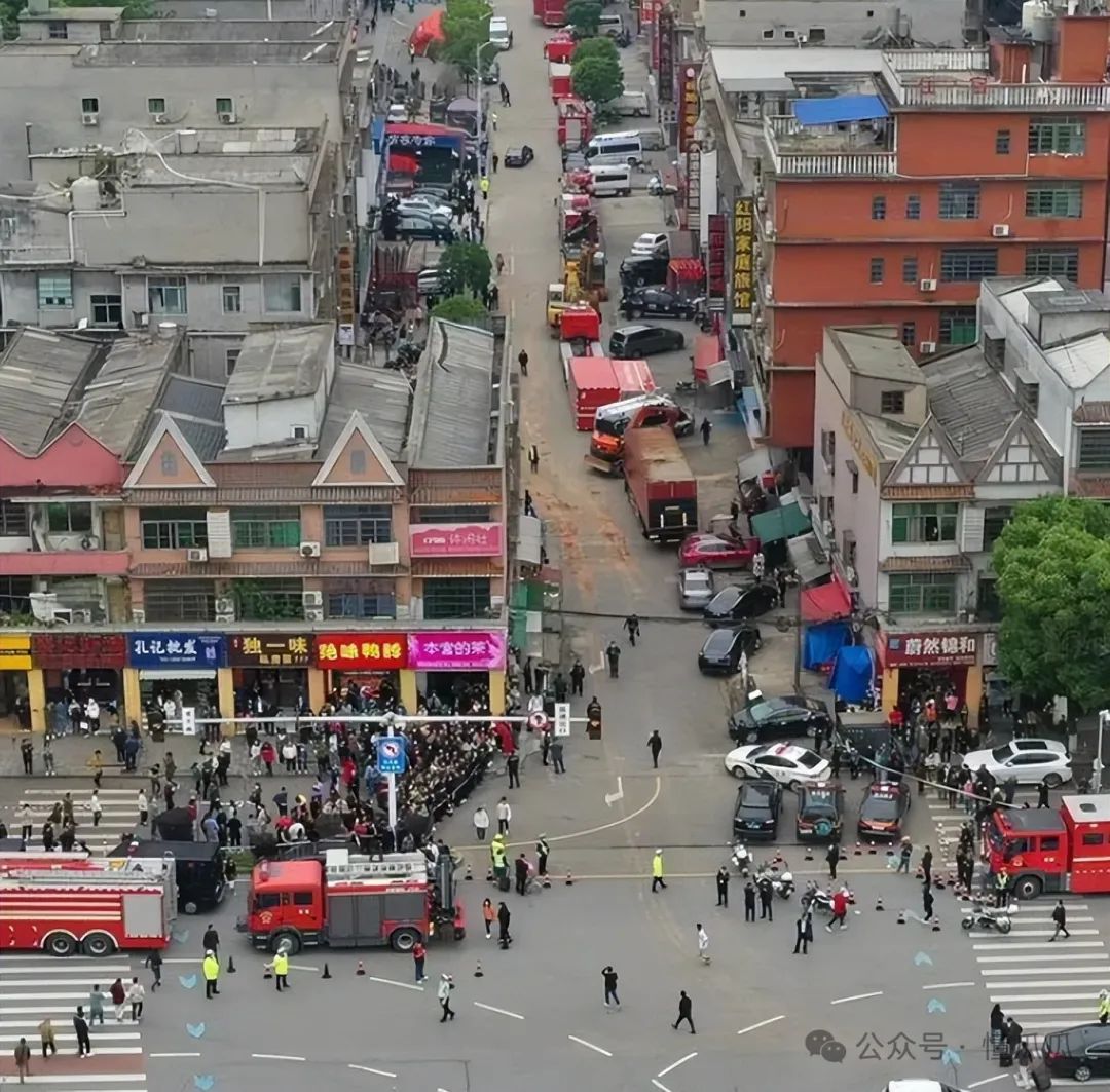 突发！安徽铜陵一住宅楼坍塌，现场如同地震后的废墟，多人失联  第11张