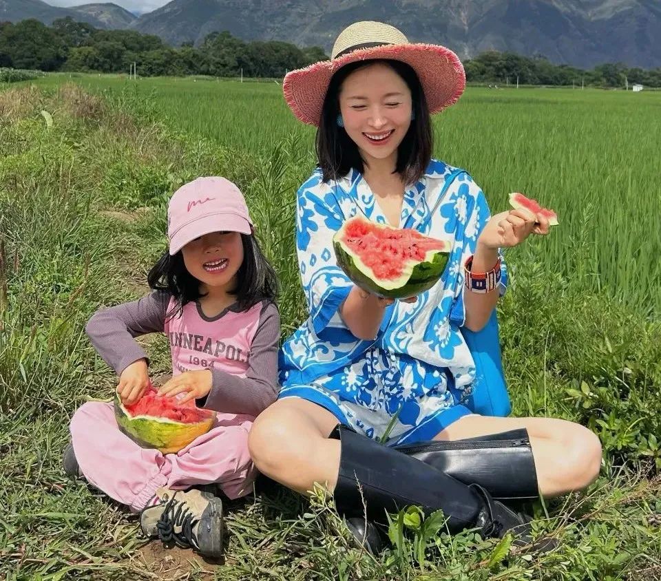 41岁江一燕与女儿云南隐居，穿小蓝衫田间吃西瓜，松弛感绝了！