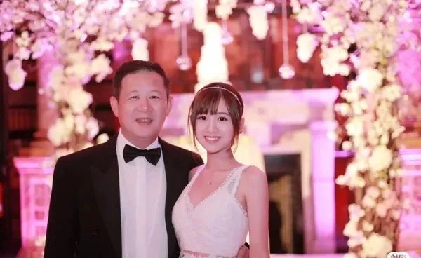 特步公主与七匹狼公子举行婚礼：“校服是你，婚纱也是你”！网友：小说照进现实  第2张