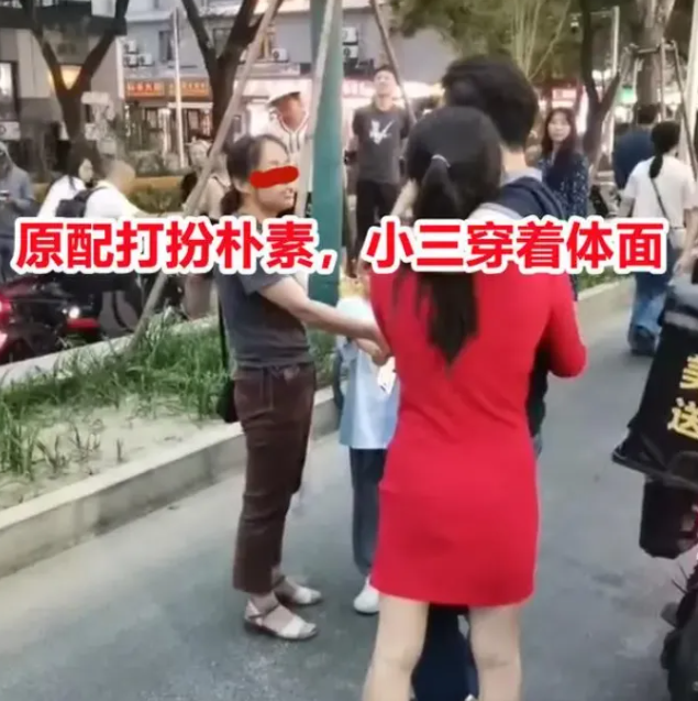 湖南一女子，带着儿子求“出轨”丈夫回家，男子却搂着新欢不撒手，完全不顾孩子  第3张