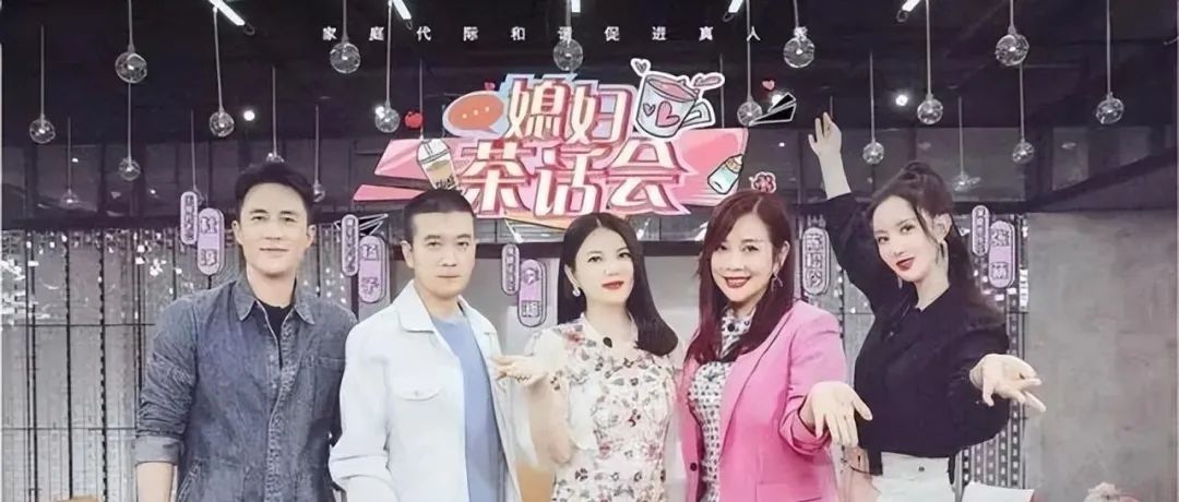 李湘身材微胖却挺懂搭配，袖子选敞口不选紧口，有贵妇感还很显瘦~