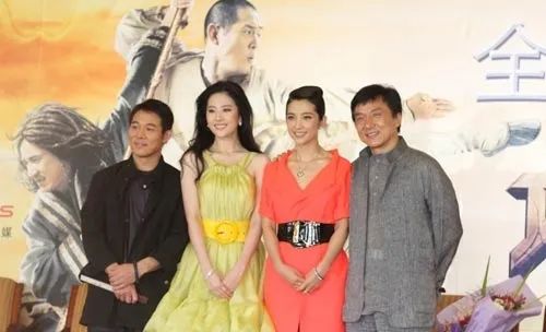 2007年，刘亦菲在拍《功夫之王》，合作的演员有成龙、李冰冰等，刘亦菲满脸的胶原蛋白，扛得住没有滤镜的镜头。  第8张