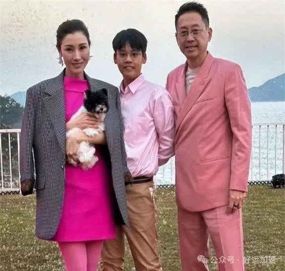 多少亿都救不了李嘉欣的儿子，母子共浴多次接吻，出格的母爱  第10张