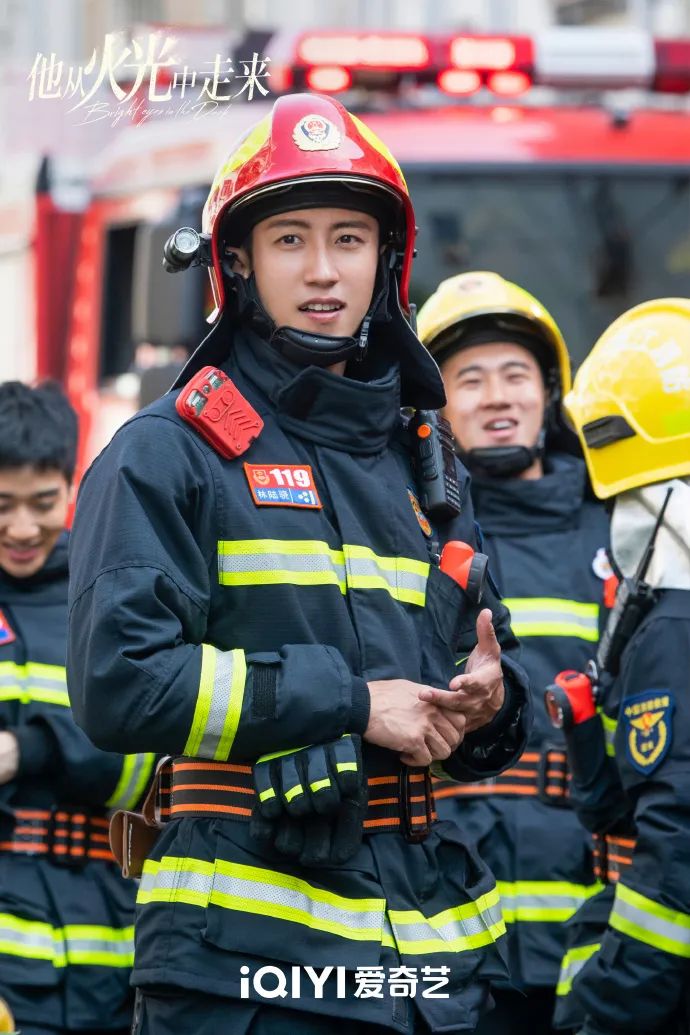 同样演“爱上被救女孩”，黄景瑜和陈伟霆对比，差跟一目了然  第4张