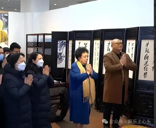 迟重瑞夫妇举办追悼会，陈丽华悲痛大哭，迟重瑞搀扶满脸心疼  第4张