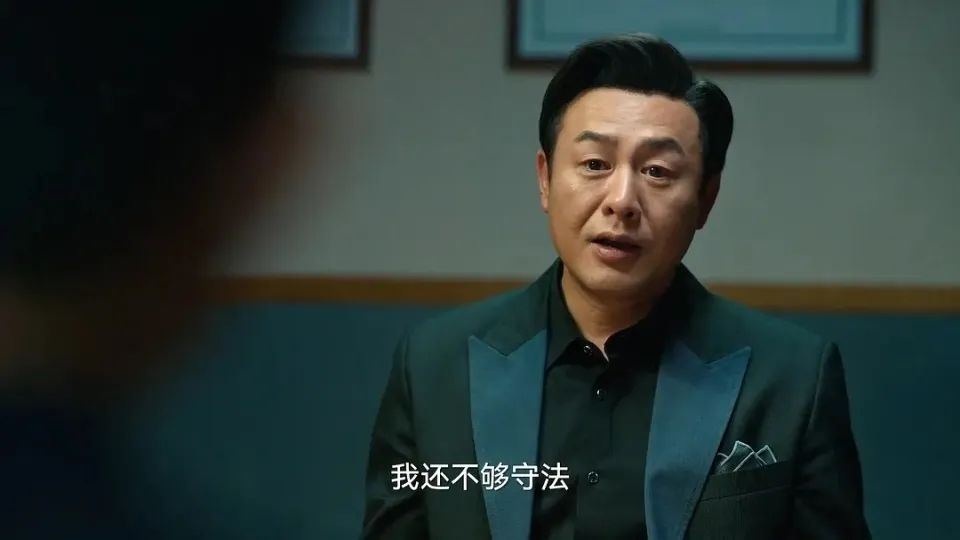 同样演“狱中吃饺子”，对比56岁的胡军和48岁的张颂文，层次差异一目了然  第8张