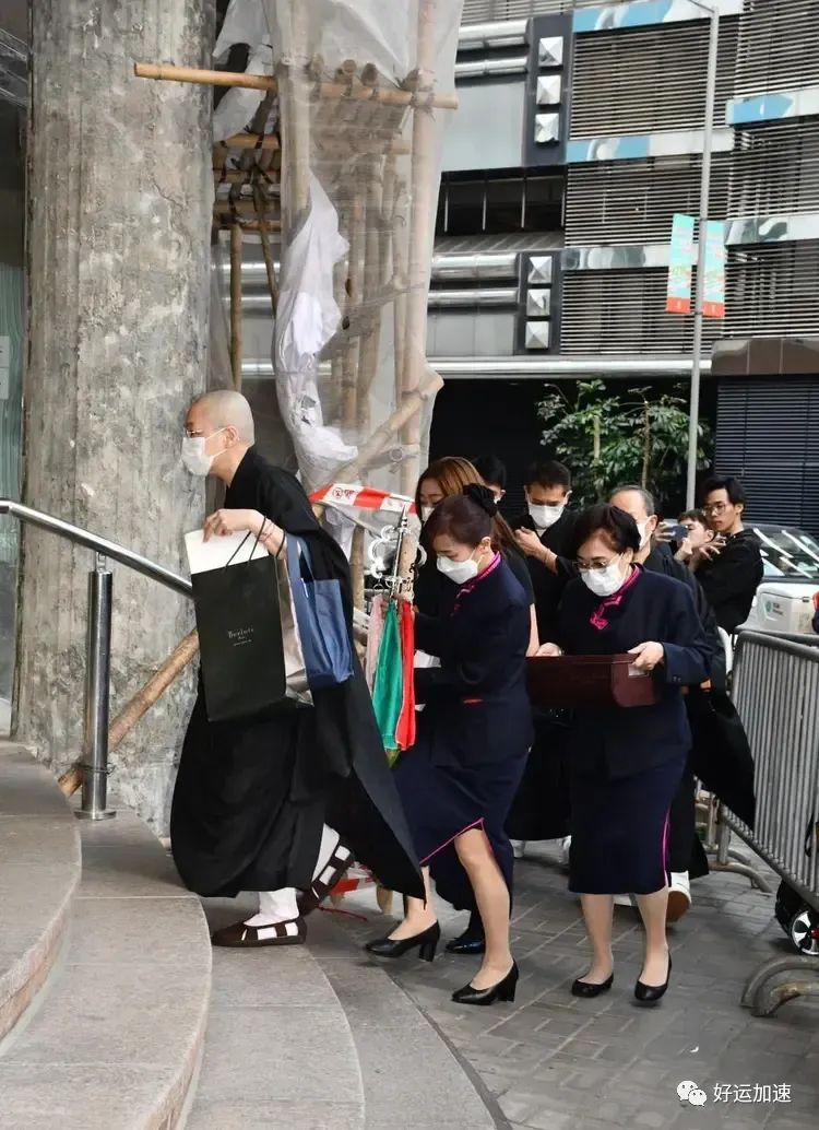 刘德华手牵妻女赴父亲灵堂！11岁女儿穿黑裙大跨步，获人墙保护  第4张