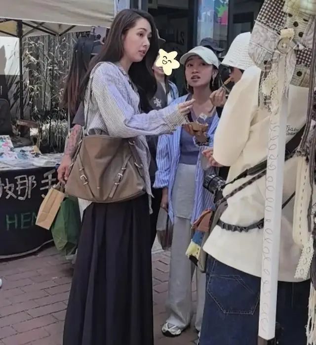 大理偶遇40岁郭碧婷：逛古城买路边耳环，看到生图向佐是真有福气