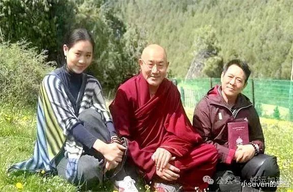 李连杰与妻女近照曝光，和利智太恩爱，手牵手在4000米高山上冥想