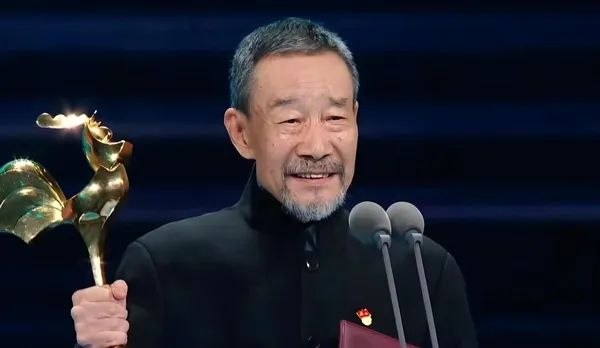 他是中国最“贵”的演员，40年拿33个影帝，曾因演得太像引起民愤  第2张