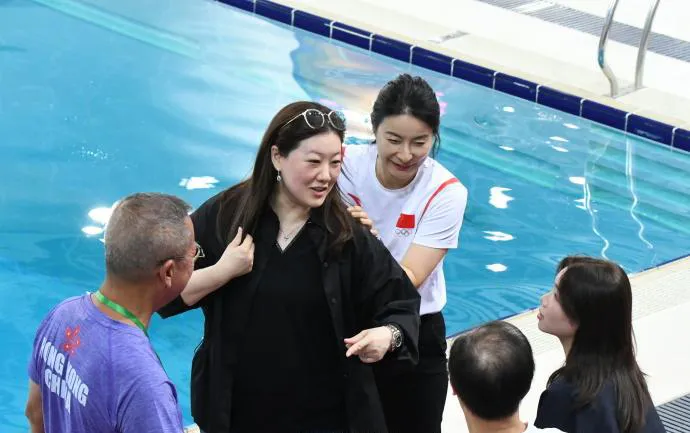 郭晶晶、伏明霞同框：仅仅相差3岁，伏明霞已经变得「认不出」了