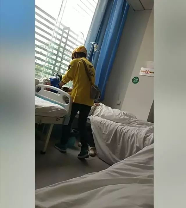 “外卖小哥能给我倒杯水吗”，女孩孤身住院，一个要求让人泪目！