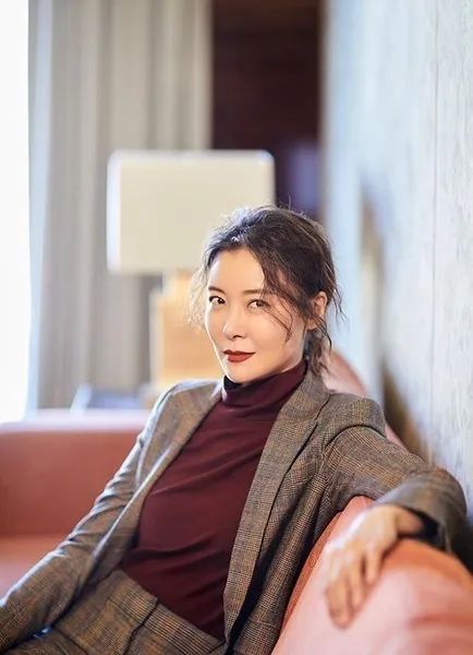 她是开国上将孙女，亲手捧红李亚鹏却惨遭背叛，至今51岁仍未婚  第3张