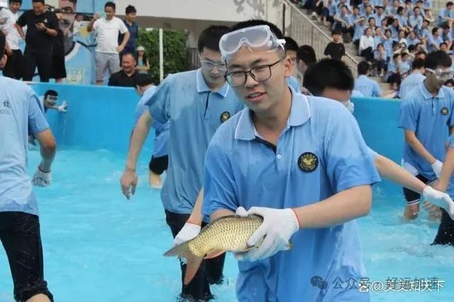 学校让千名高考生抓鱼减压，还特意安排了吃鱼活动！  第3张